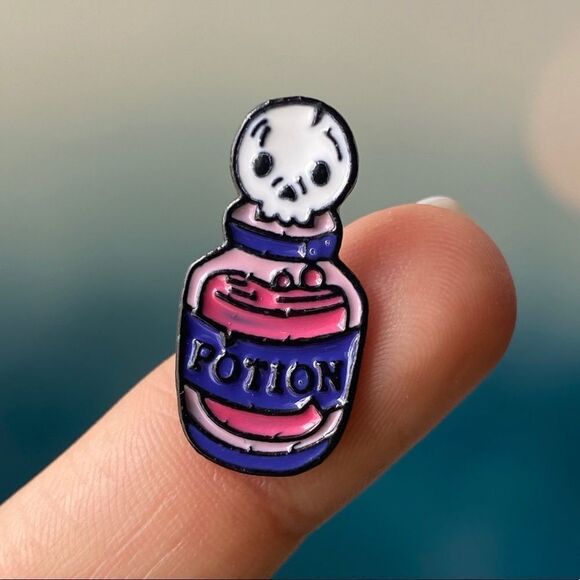 Witch’s Potion Enamel Pin/ Brooch Lapel - Picture 1 of 6